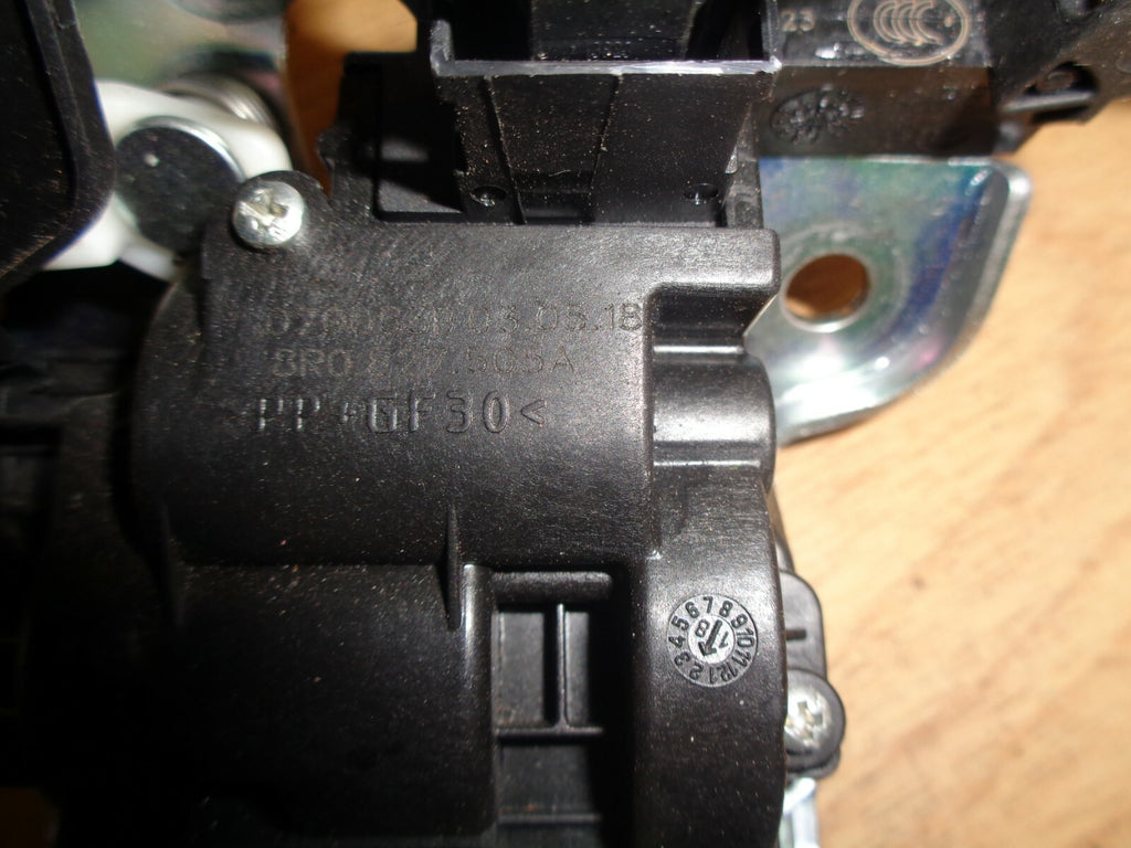 SKODA FABIA 2018 MK3 NJ NSF PASSENGER SIDE FRONT LOCK MECHANISM 8R0827505A