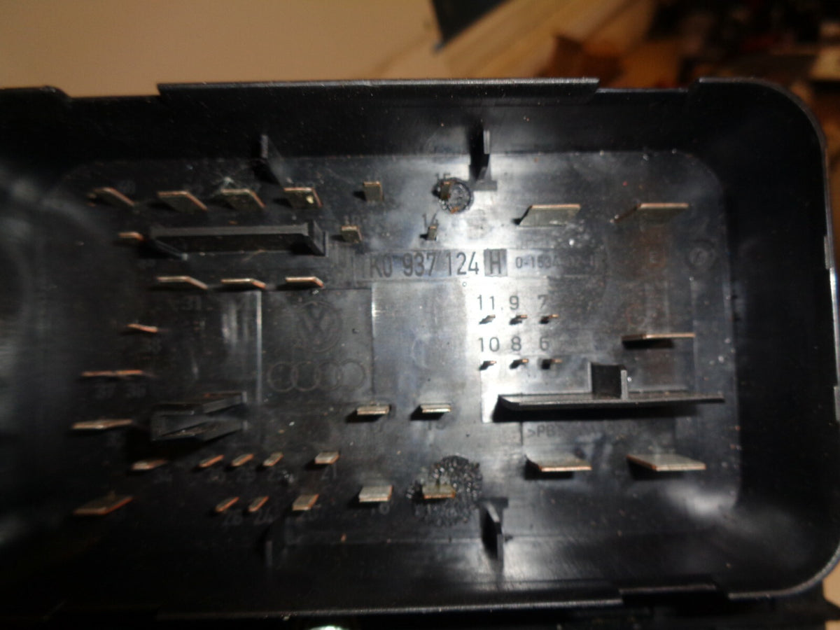 AUDI A3 8P MK2 FUSE BOX WITH FUSES 1K0937124H