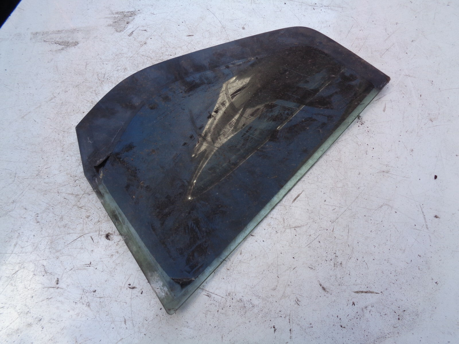 VW VOLKSWAGEN GOLF MK5 NS PASSENGER SIDE REAR QUARTER GLASS E143R001057