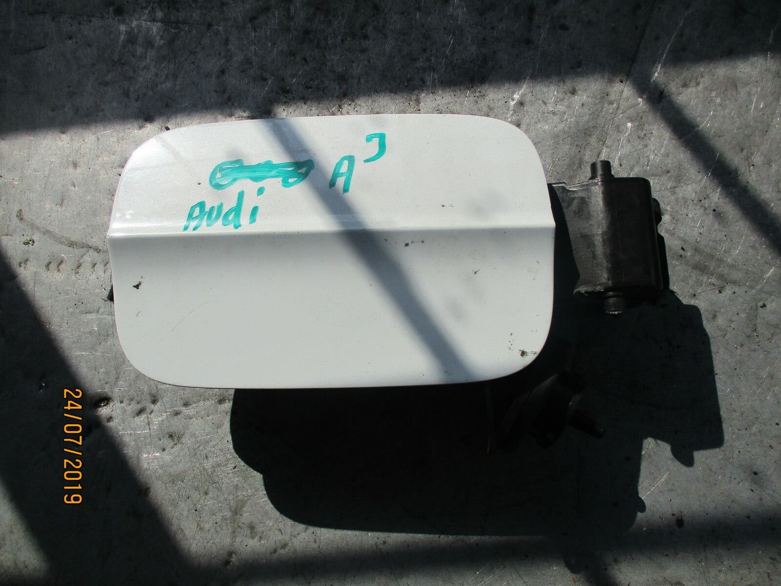 AUDI A3 MK3 8V DIESEL FUEL TANK CAP FLAP WHITE 8V4809906