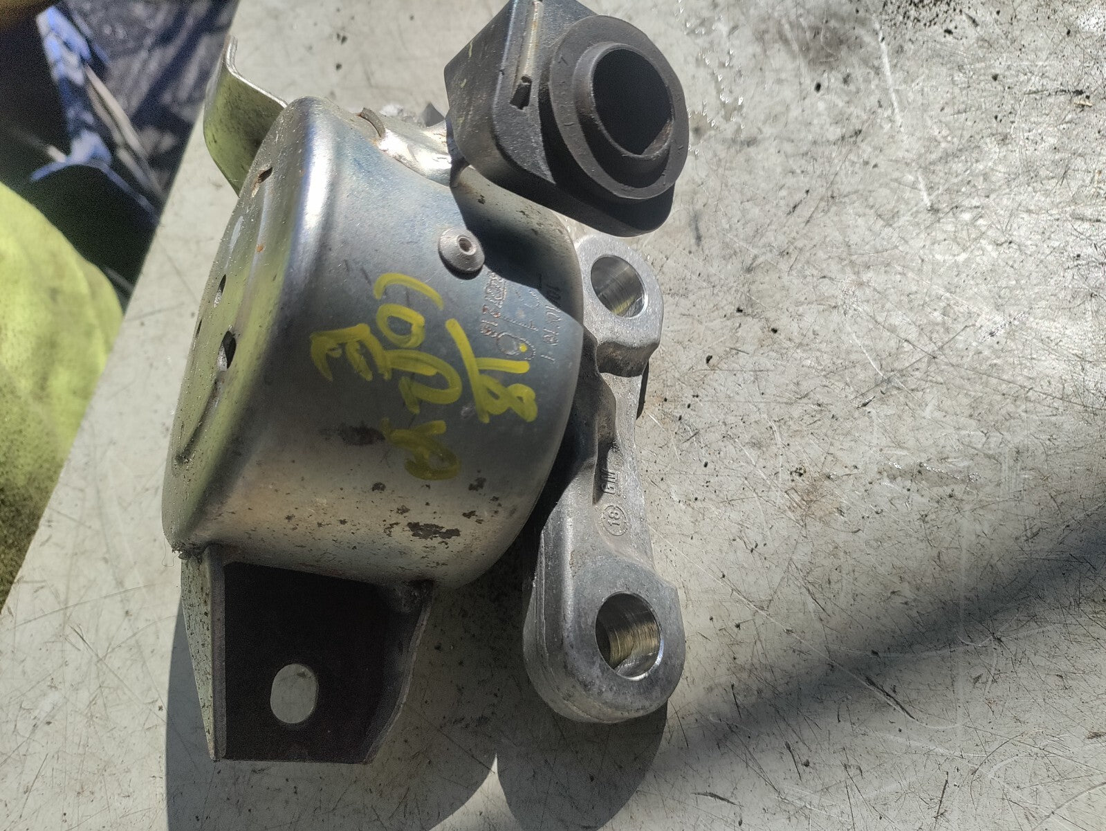 VAUXHALL CORSA E 2018 OS DRIVER SIDE FRONT ENGINE MOUNT 13427216