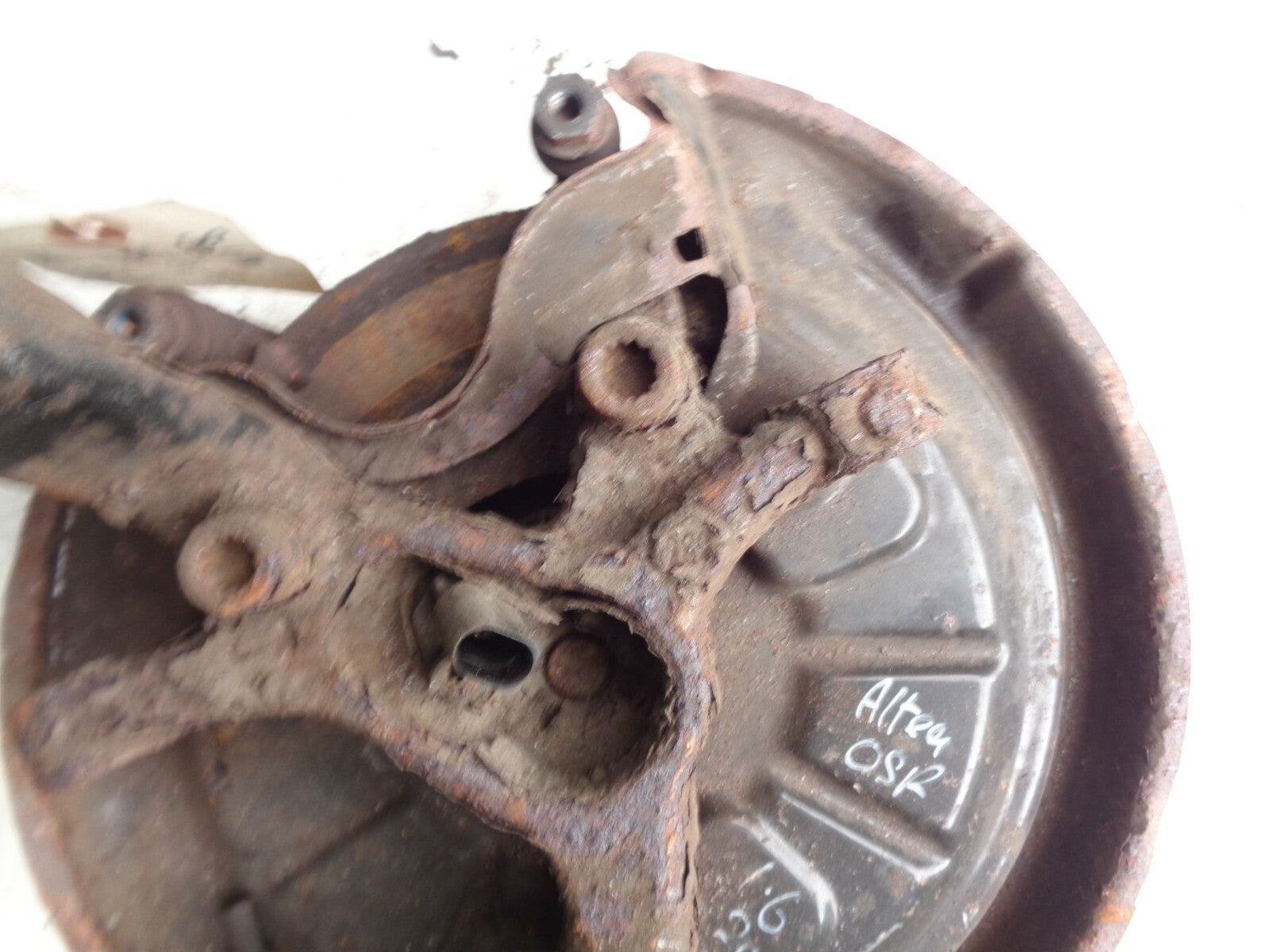 SEAT ALTEA 1.6 2006 OSR DRIVER SIDE REAR WHEEL HUB KNUCKLE BEARING DISC