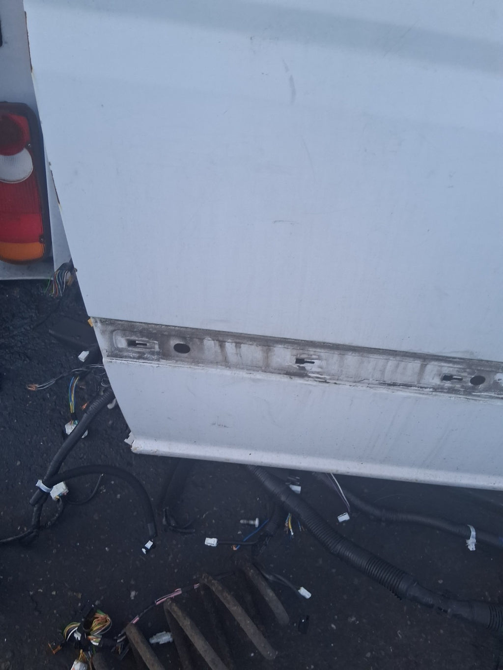 2007 MERCEDES BENZ VITO W639 OS DRIVER SIDE SLIDING COMPLETE DOOR WHITE