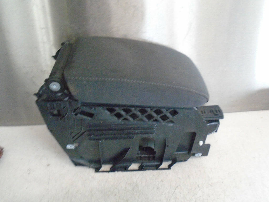 VOLKSWAGEN GOLF 2012 MK6 CENTRE CONSOLE ARMREST 1K0864207