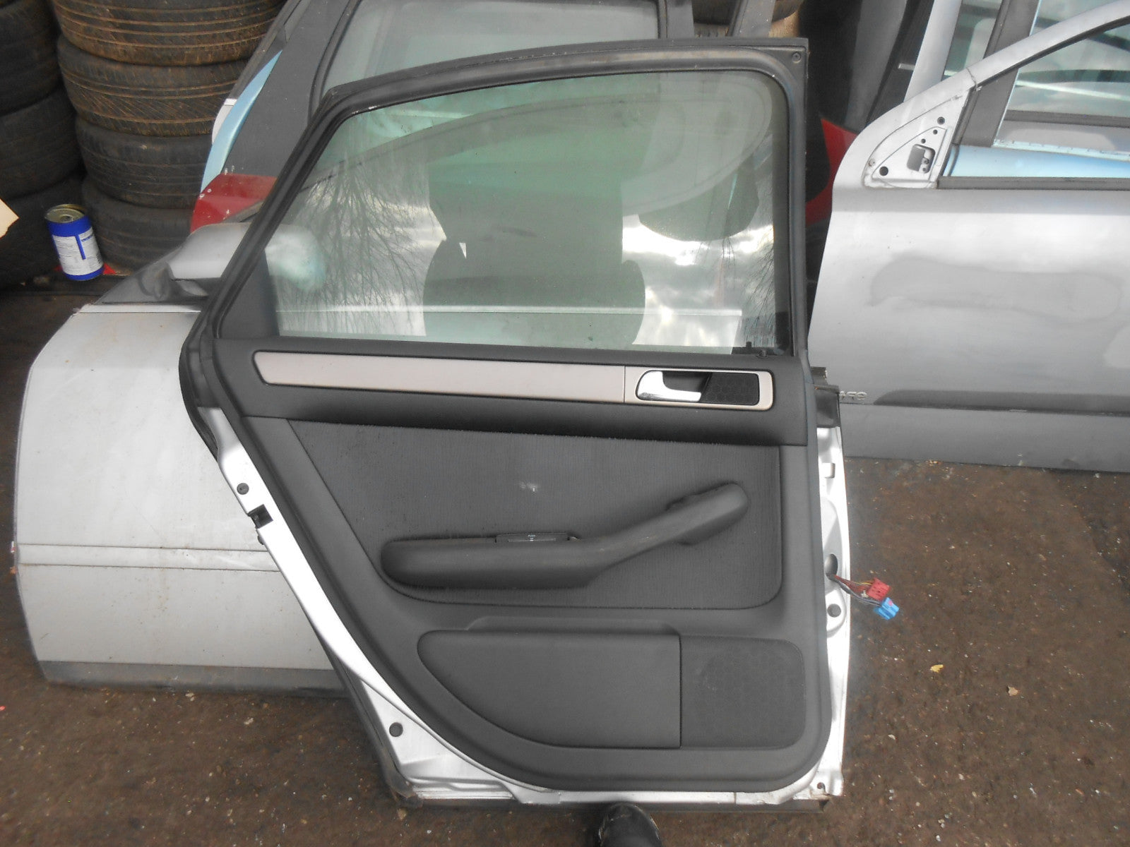 AUDI A6 C5 4B (MK2) SALOON NSR PASSENGER SIDE REAR DOOR COMPLETE SILVER