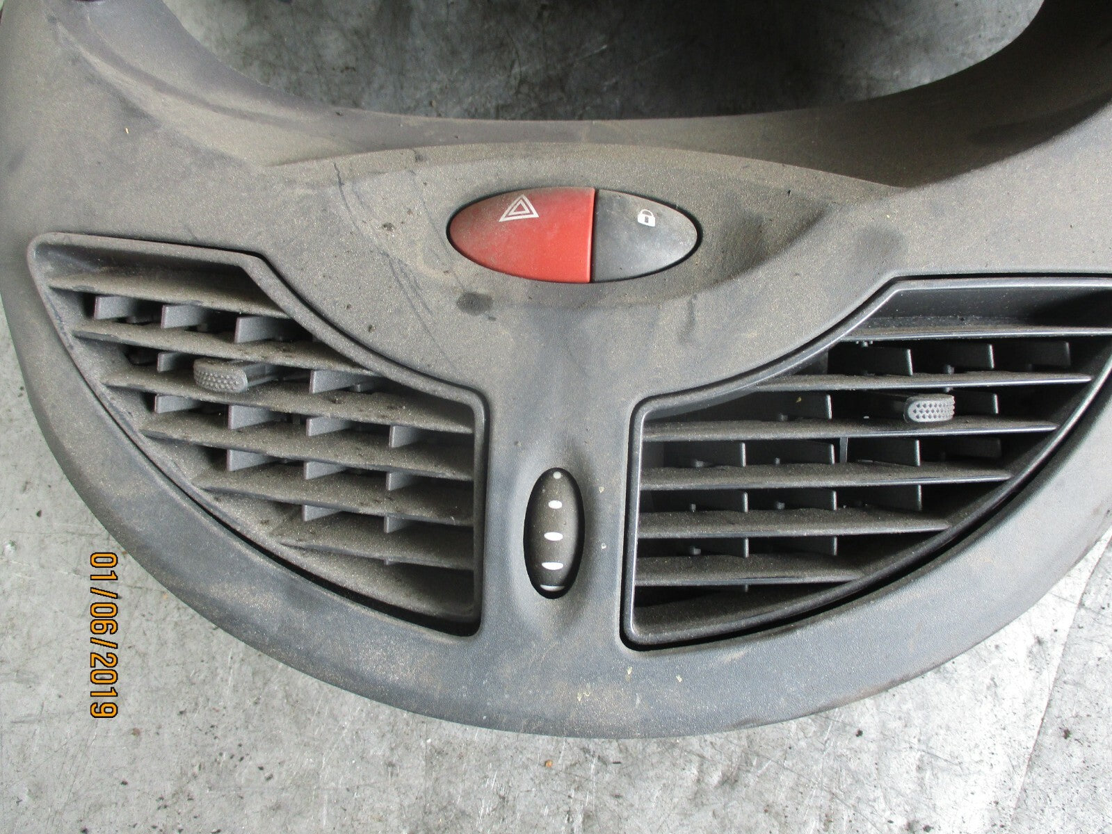 RENAULT TWINGO MK2 AIR VENTS SPEEDO SURROUND TRIM & HAZARD SWITCH 8200536599