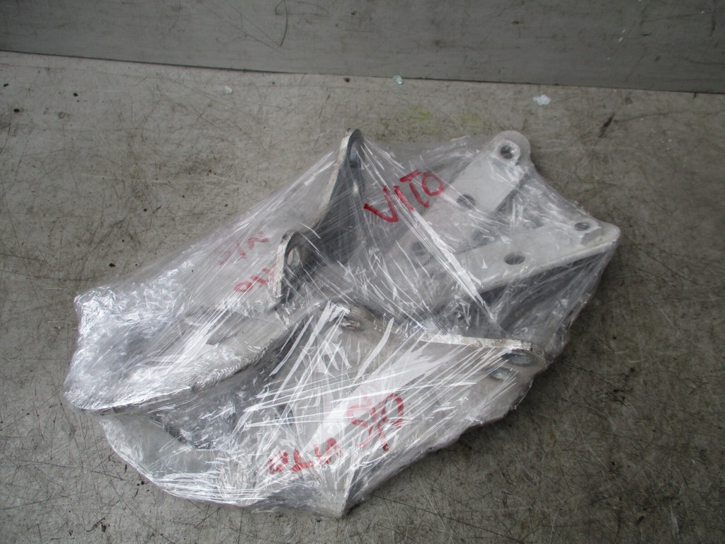 MERCEDES VITO W639 2011 FRONT BOTH BONNET HINGES A6397500251 A6397500351