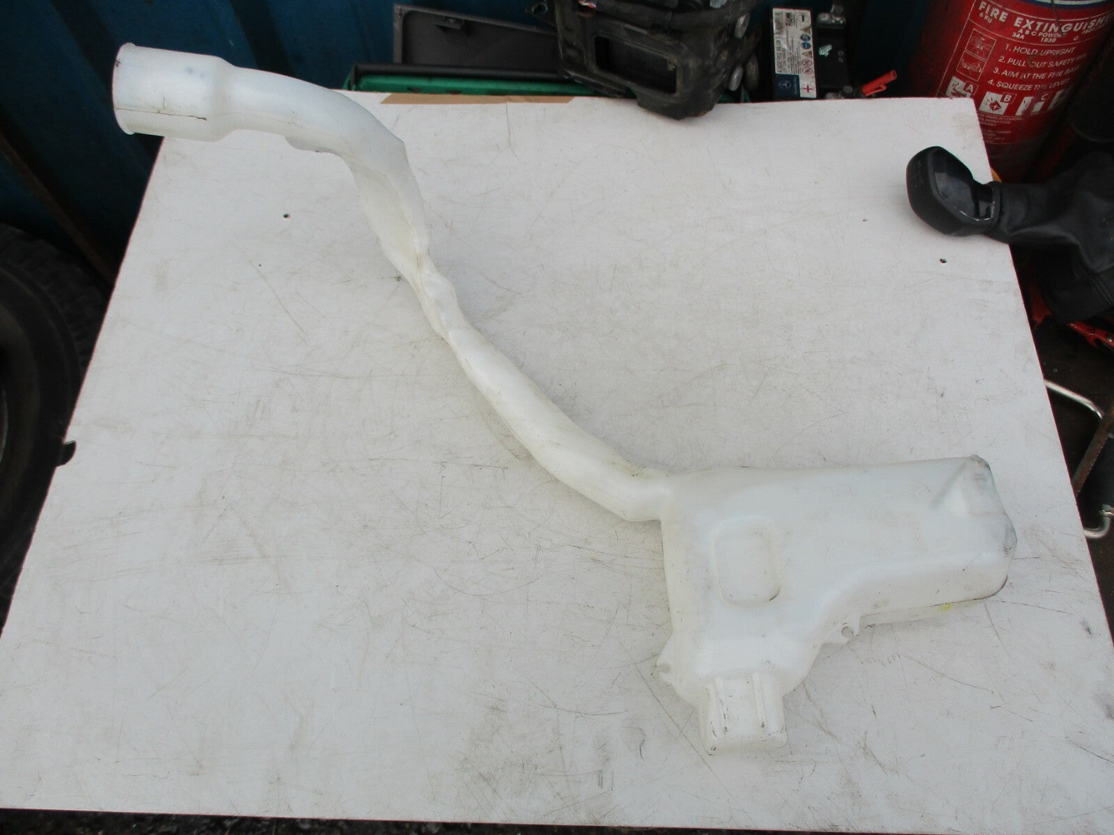 CITROEN C4 CACTUS 2015 WINDSCREEN WIPER WASHER BOTTLE TANK 9801973680