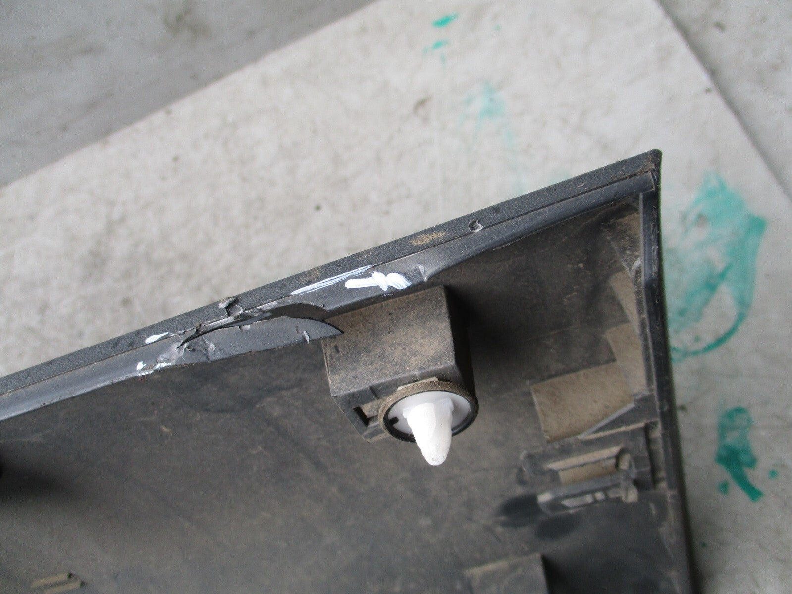 MERCEDES BENZ SPRINTER W907 2019 OS DRIVER CENTRE REAR MOULDING TRIM A9106906800