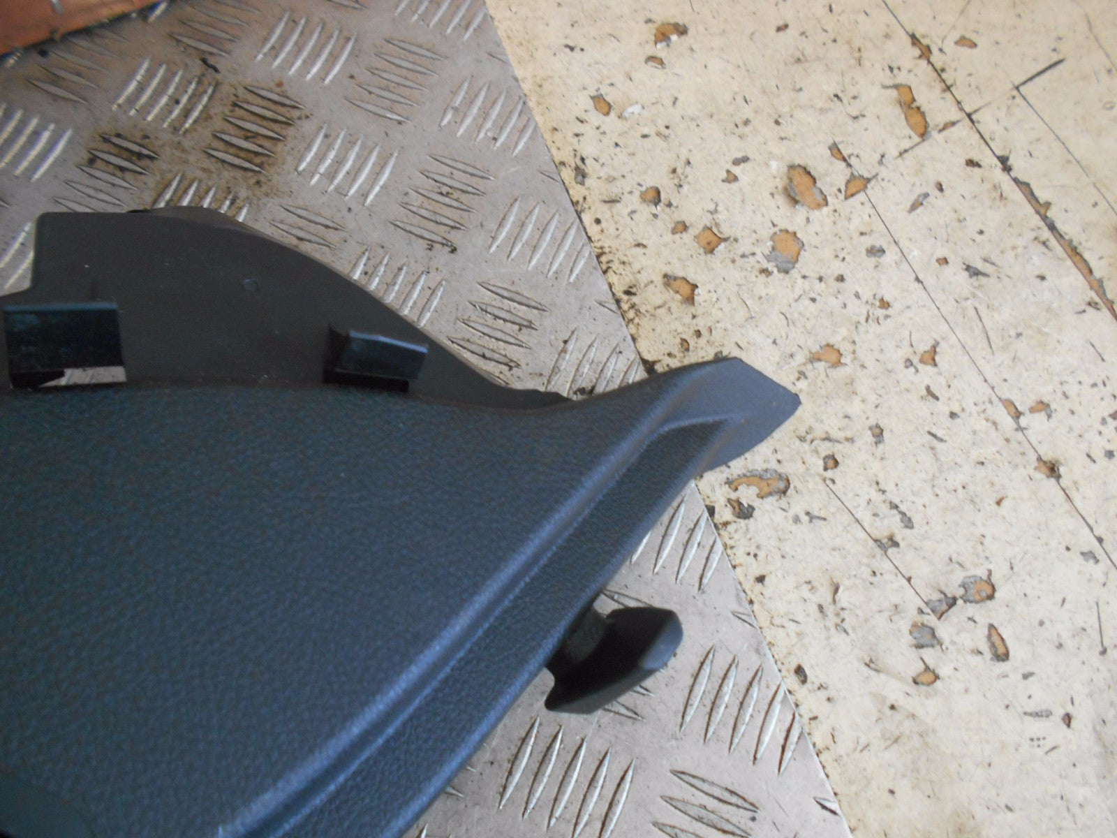 BMW 1 SERIES F20 2016 OS DRIVER SIDE REAR RIGHT PARCEL SHELF BRACKET 7221044