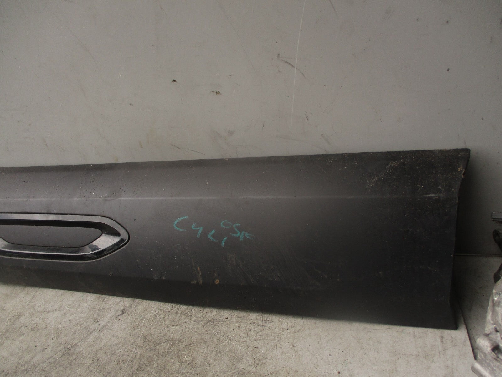 2018 KIA STONIC OSF DRIVER SIDE FRONT RIGHT DOOR MOULDING TRIM 9830659180