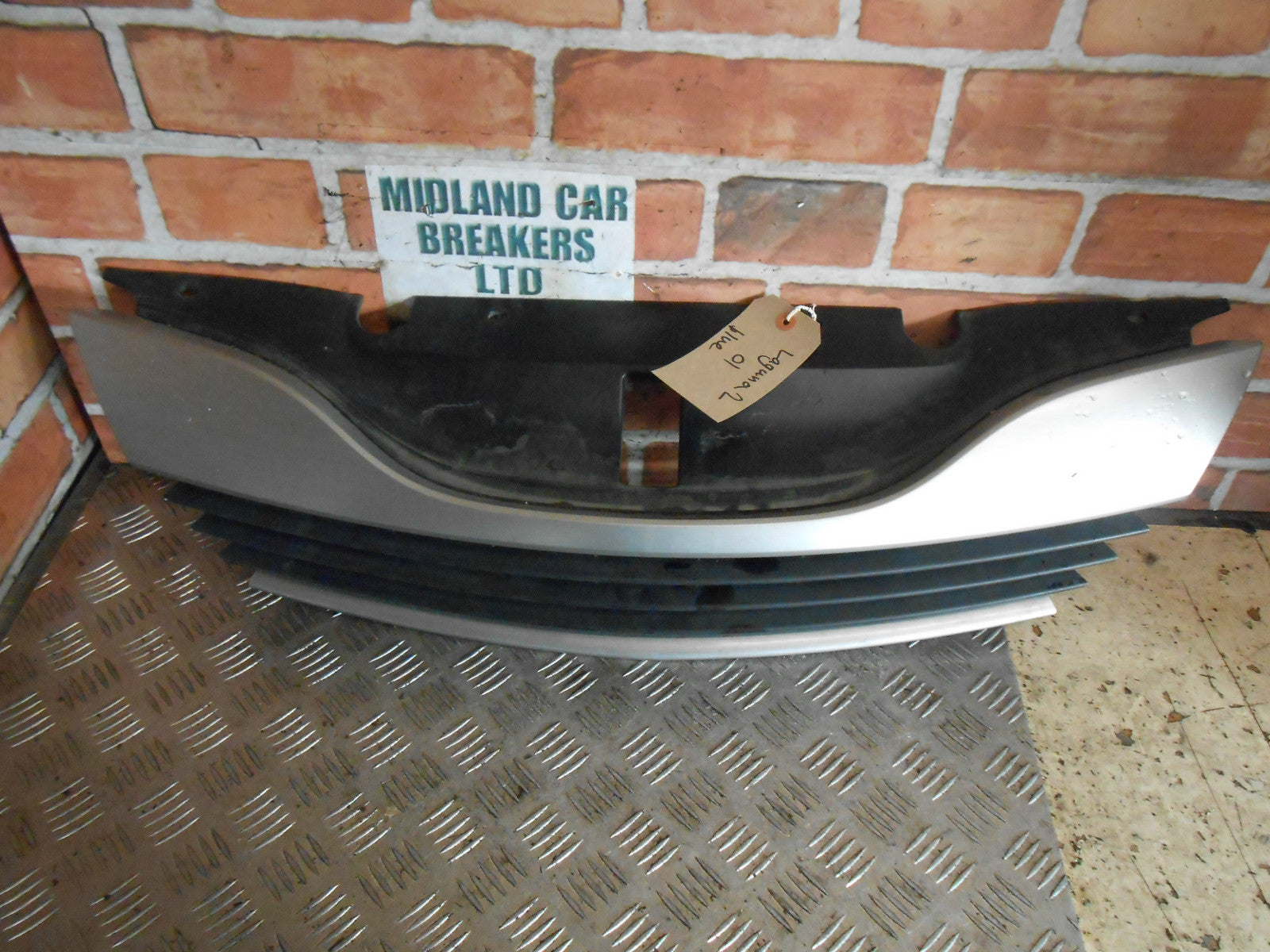 RENAULT LAGUNA MK2 2001 FRONT BUMPER AIR INTAKE GRILL 8200012581