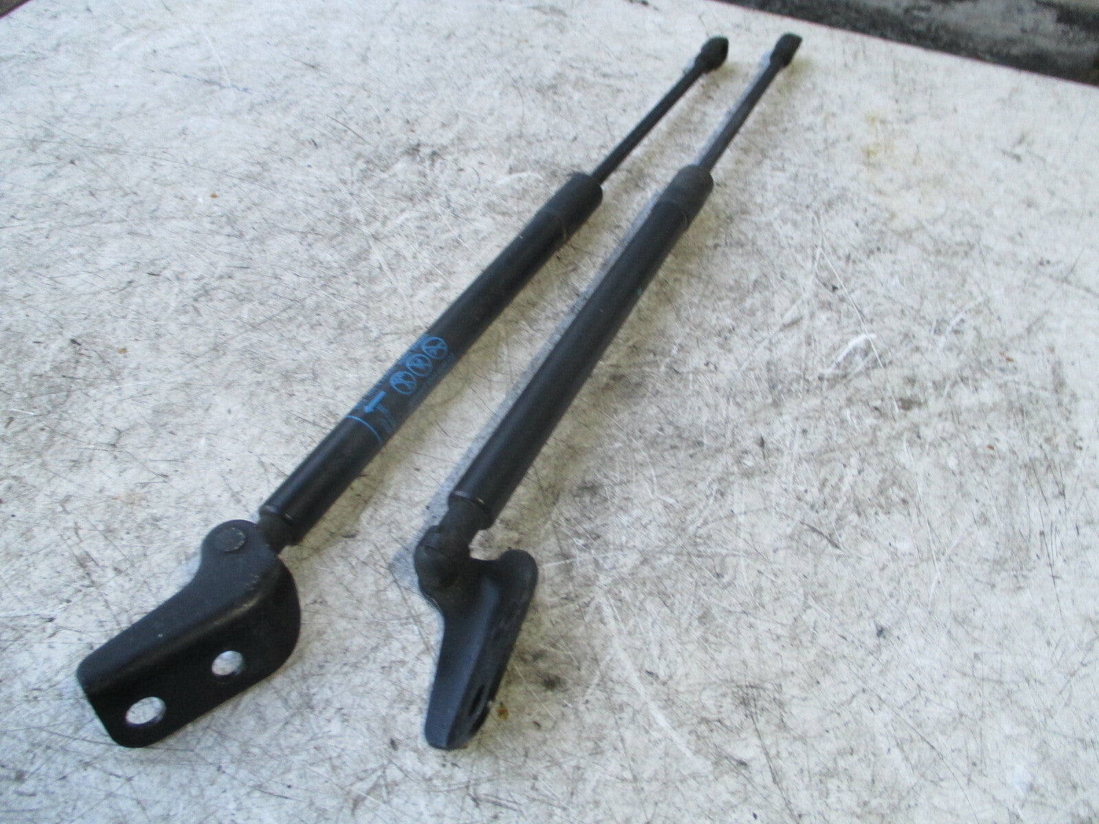 VAUXHALL VIVA 2017 REAR TAILGATE BOOTLID GAS STRUTS 42400105