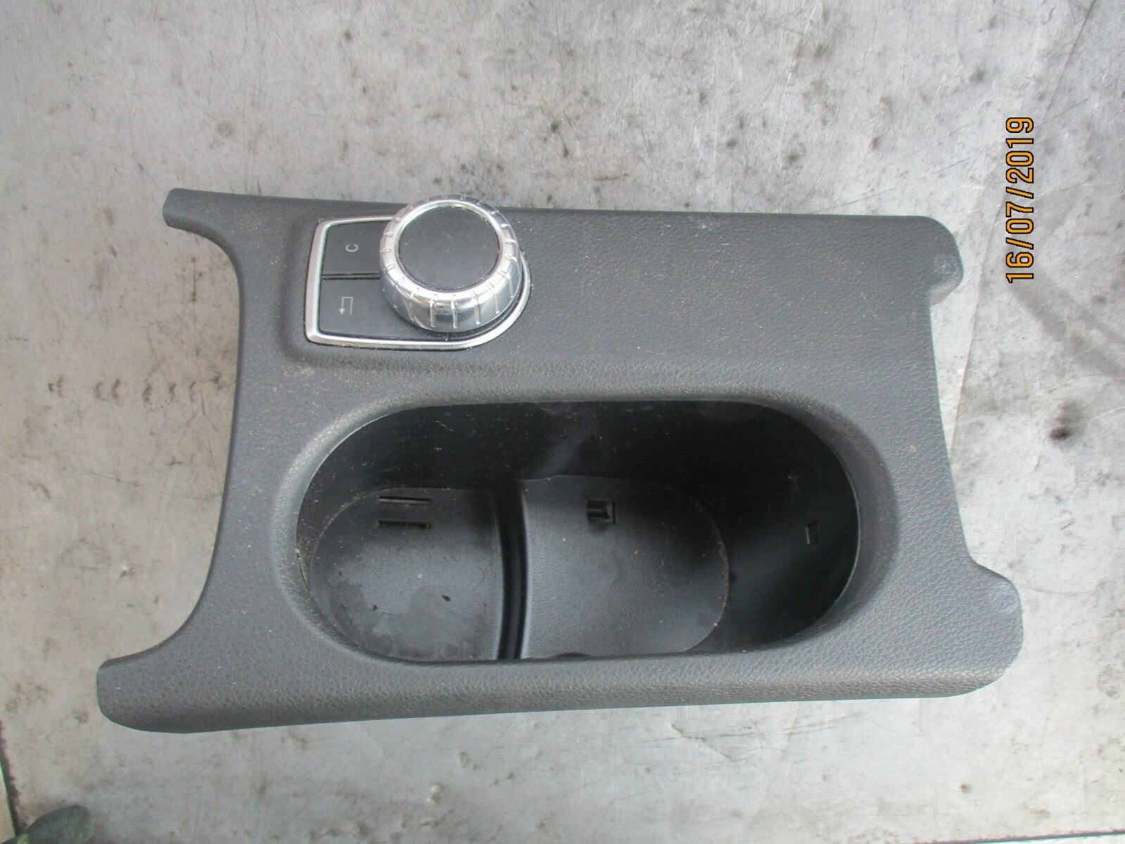MERCEDES A CLASS W176 SAT NAV GUIDE CONTROL & CUP HOLDERS A1766800310