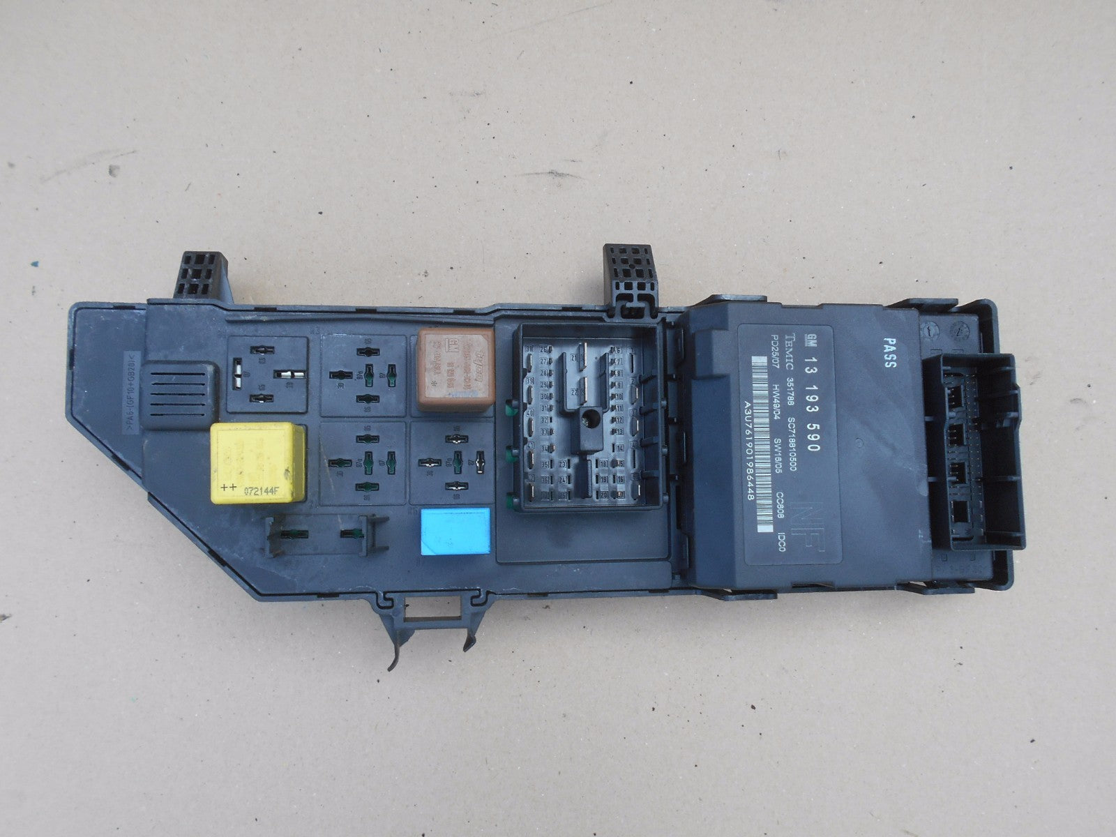 VAUXHALL VECTRA C 2004 1.8 16V FUSE RELAY BOX 13193590 NF