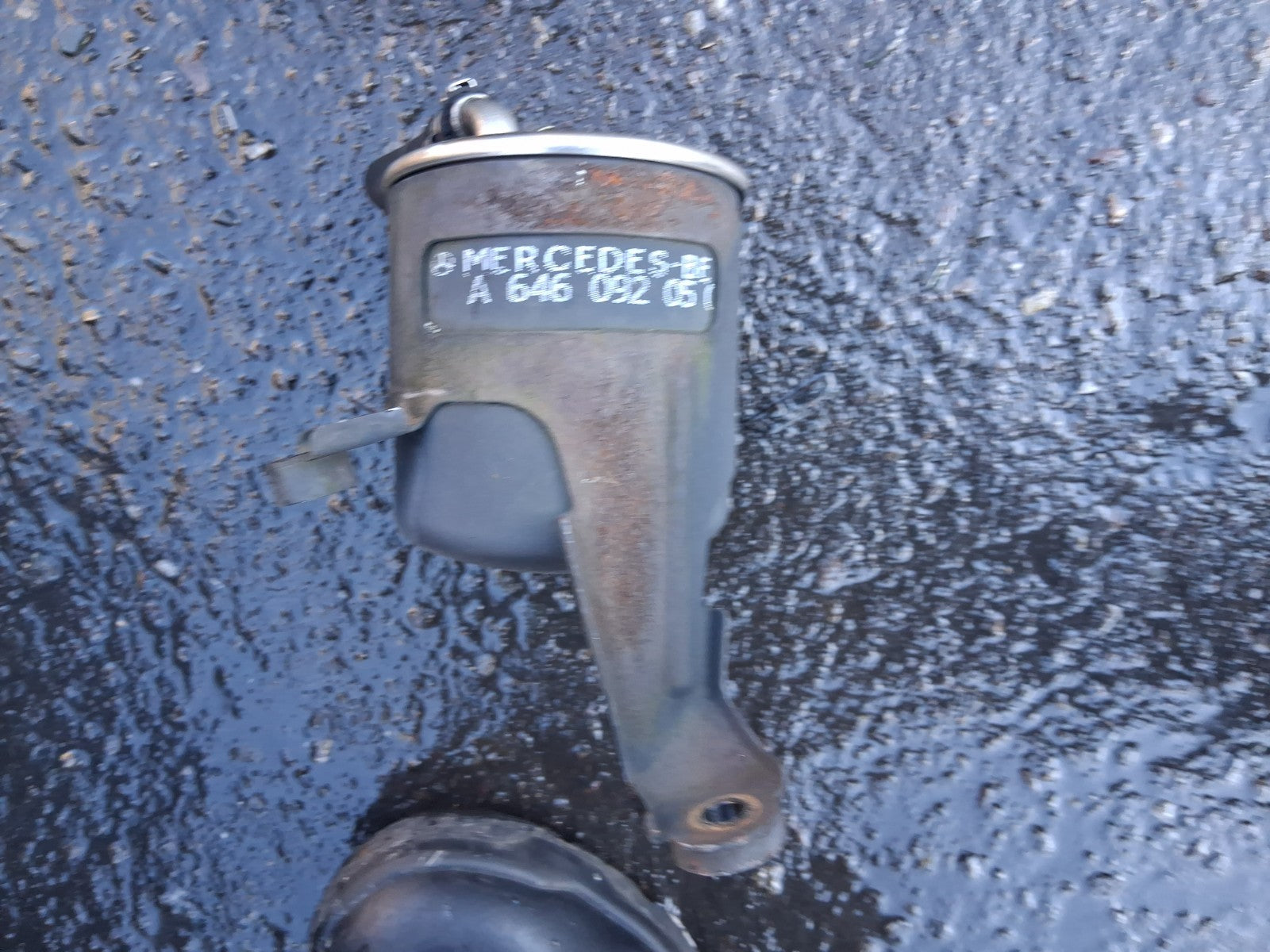 2004 MERCEDES BENZ E CLASS W211 FUEL FILTER HOUSING A6460920501