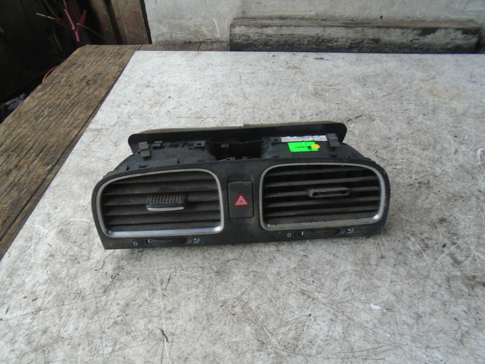 VOLKSWAGEN GOLF 2012 MK6 CENTRE DASHBOARD AIR VENTS 5K0819728