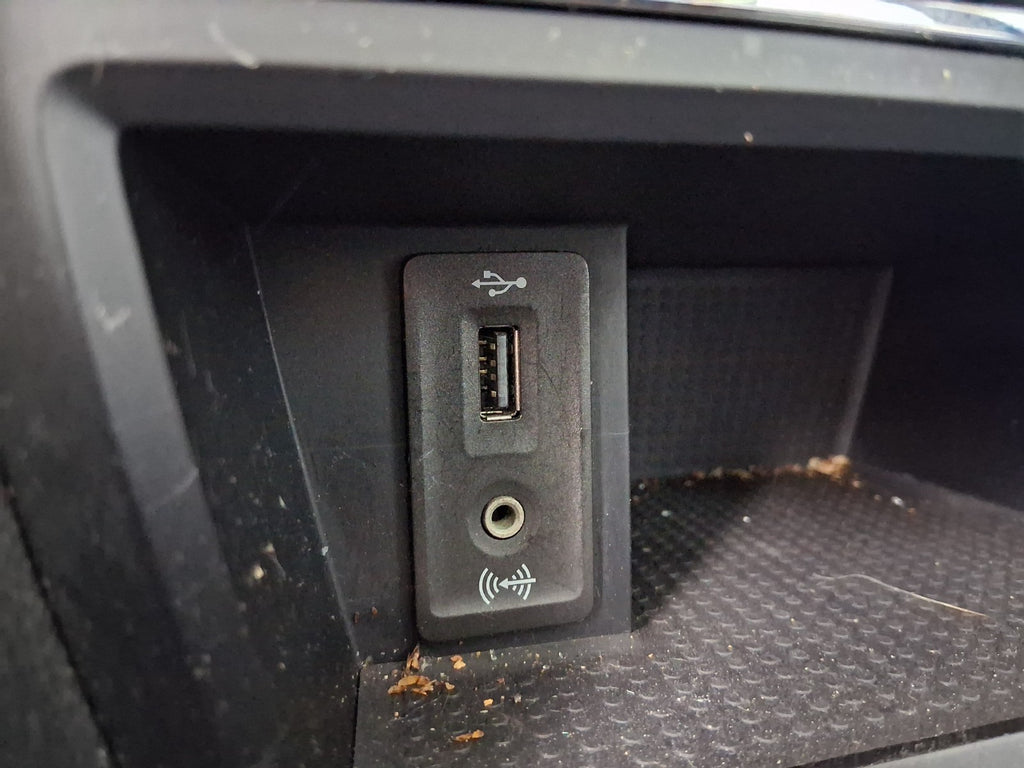 2015 SEAT LEON FR MK3 USB PORT AND AUX PORT SWITCH