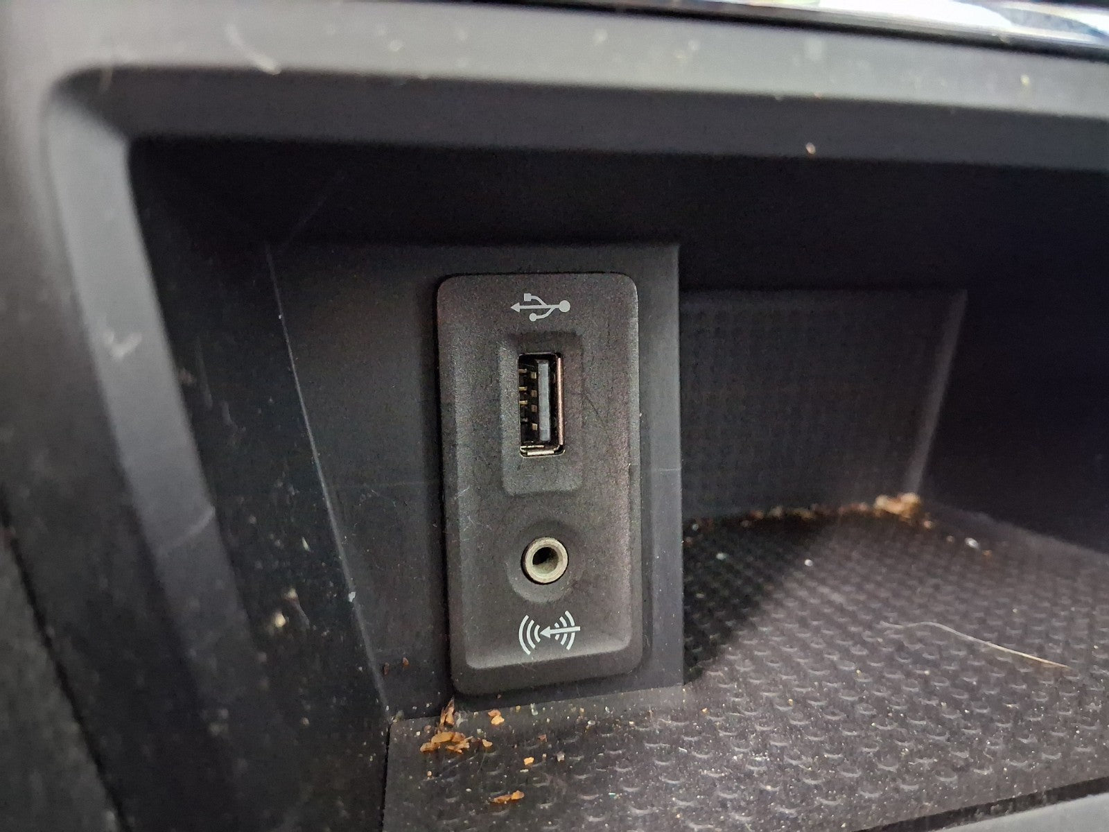2015 SEAT LEON FR MK3 USB PORT AND AUX PORT SWITCH