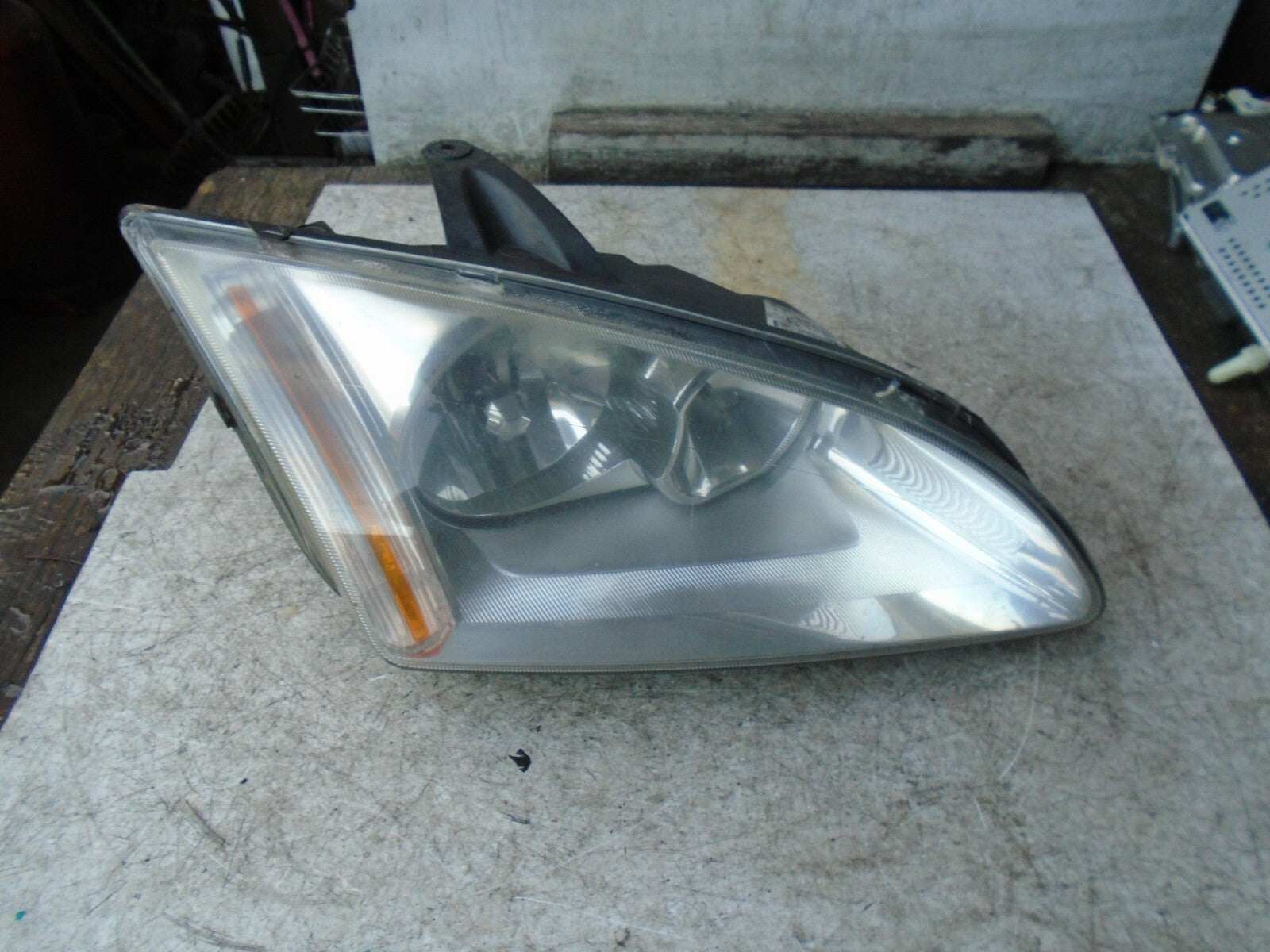 FORD FOCUS 2009 MK2 OSF FRONT DRIVER SIDE HEADLIGHT HEADLAMP