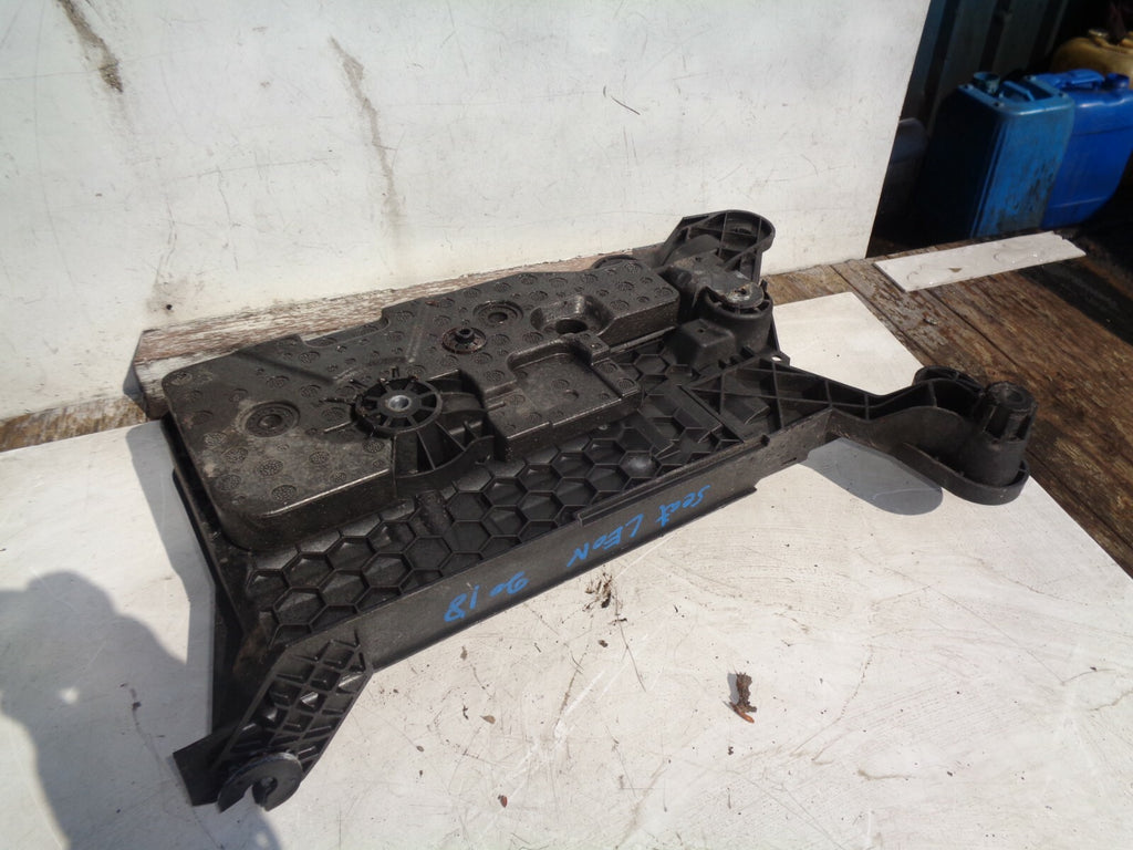 SEAT LEON MK3 2018 BATTERY TRAY CONSOLE HOLDER 5Q0915321