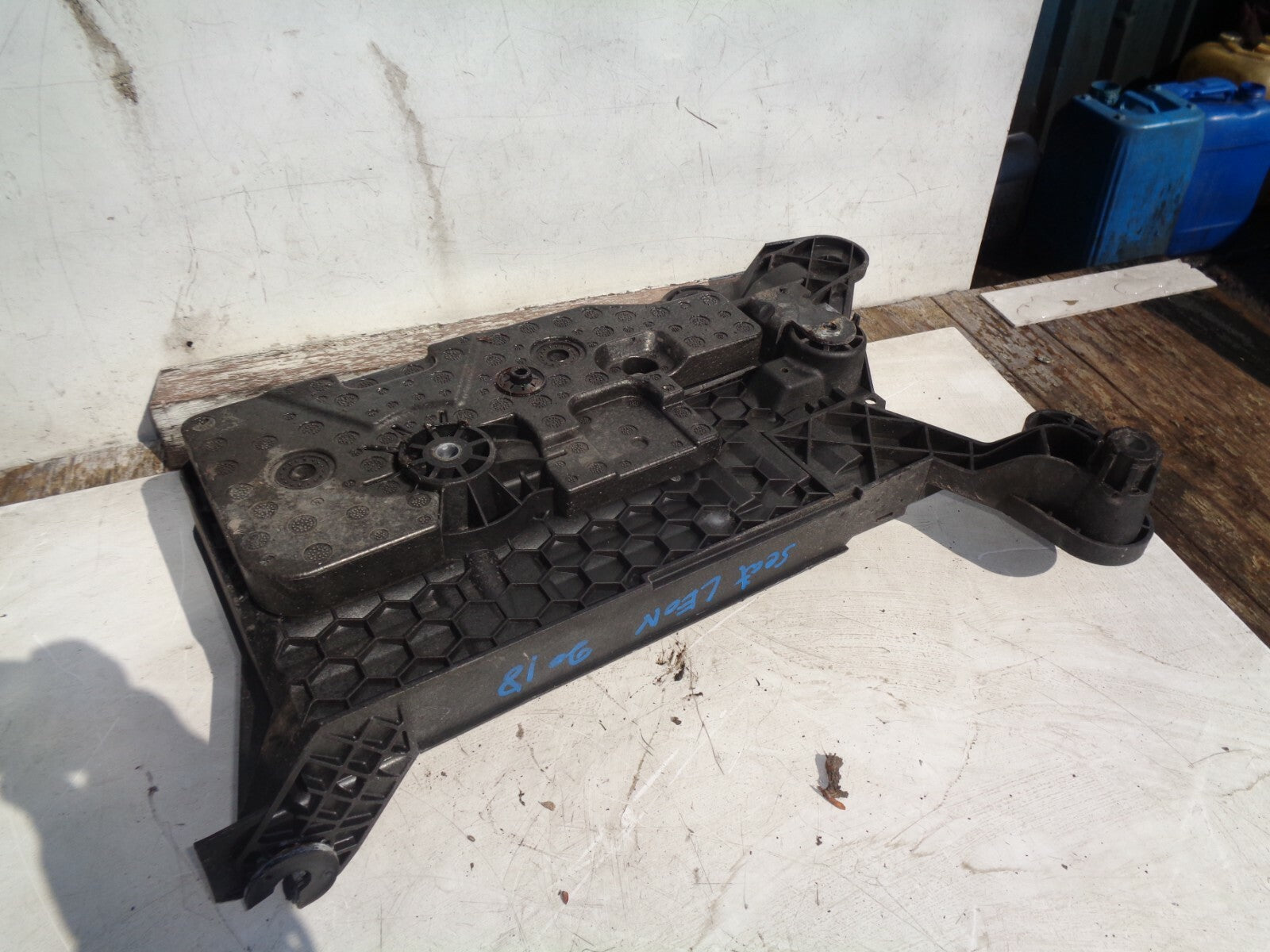 SEAT LEON MK3 2018 BATTERY TRAY CONSOLE HOLDER 5Q0915321