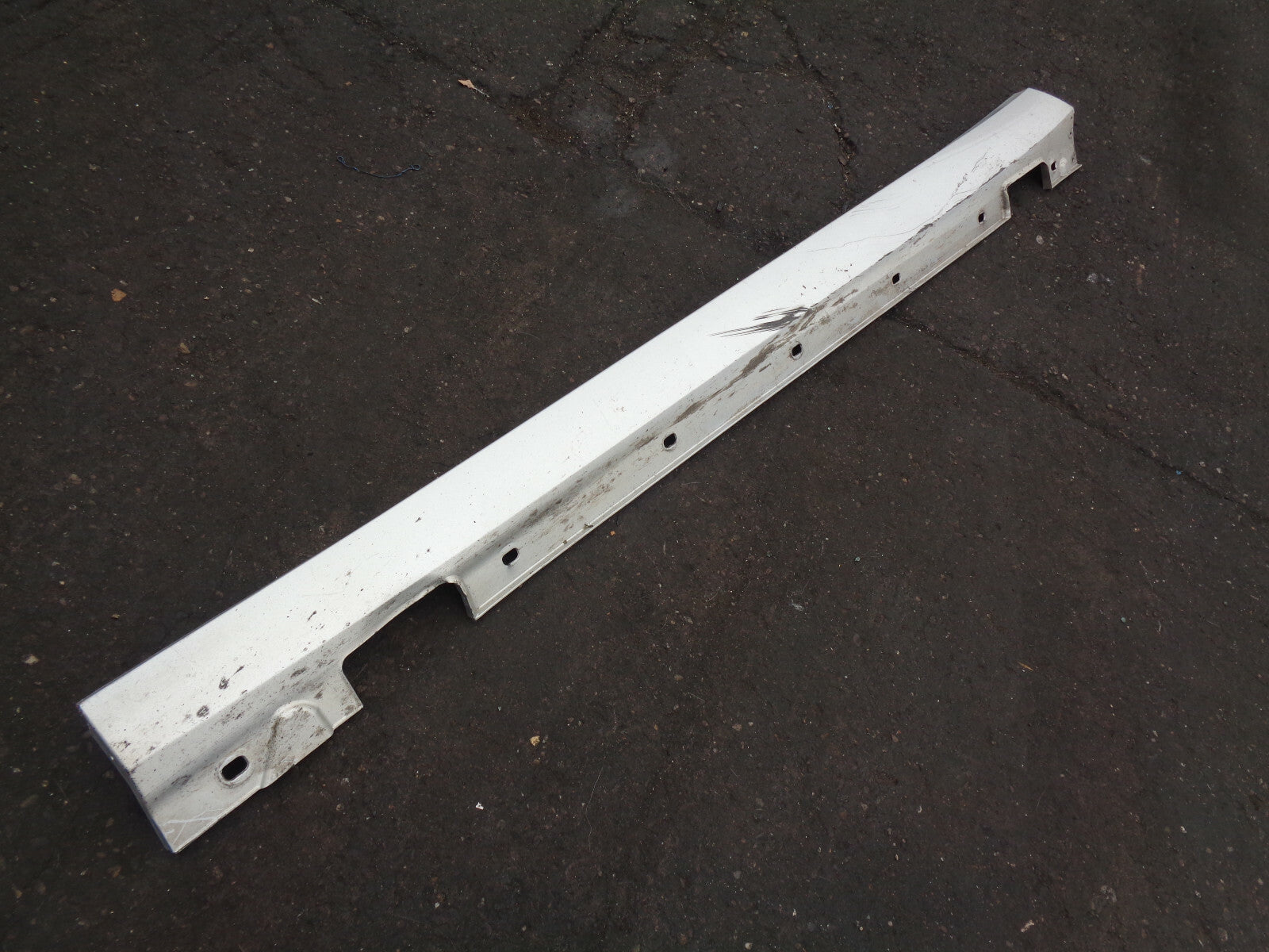BMW 3 SERIES E90 NS PASSENGER SIDE PLASTIC TRIM SIDE SKIRT SILVER