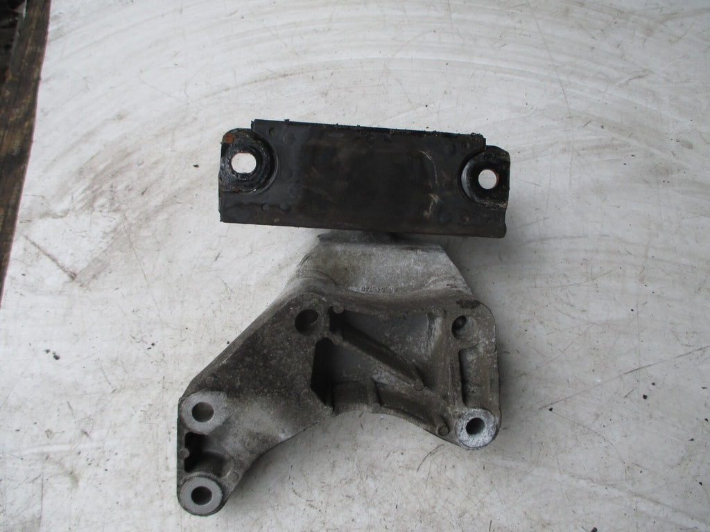 VAUXHALL CORSA D 2011 TOP ENGINE MOUNT SUPPORT BRACKET 468646740