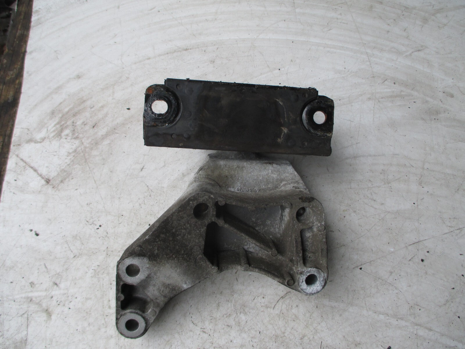 VAUXHALL CORSA D 2011 TOP ENGINE MOUNT SUPPORT BRACKET 468646740