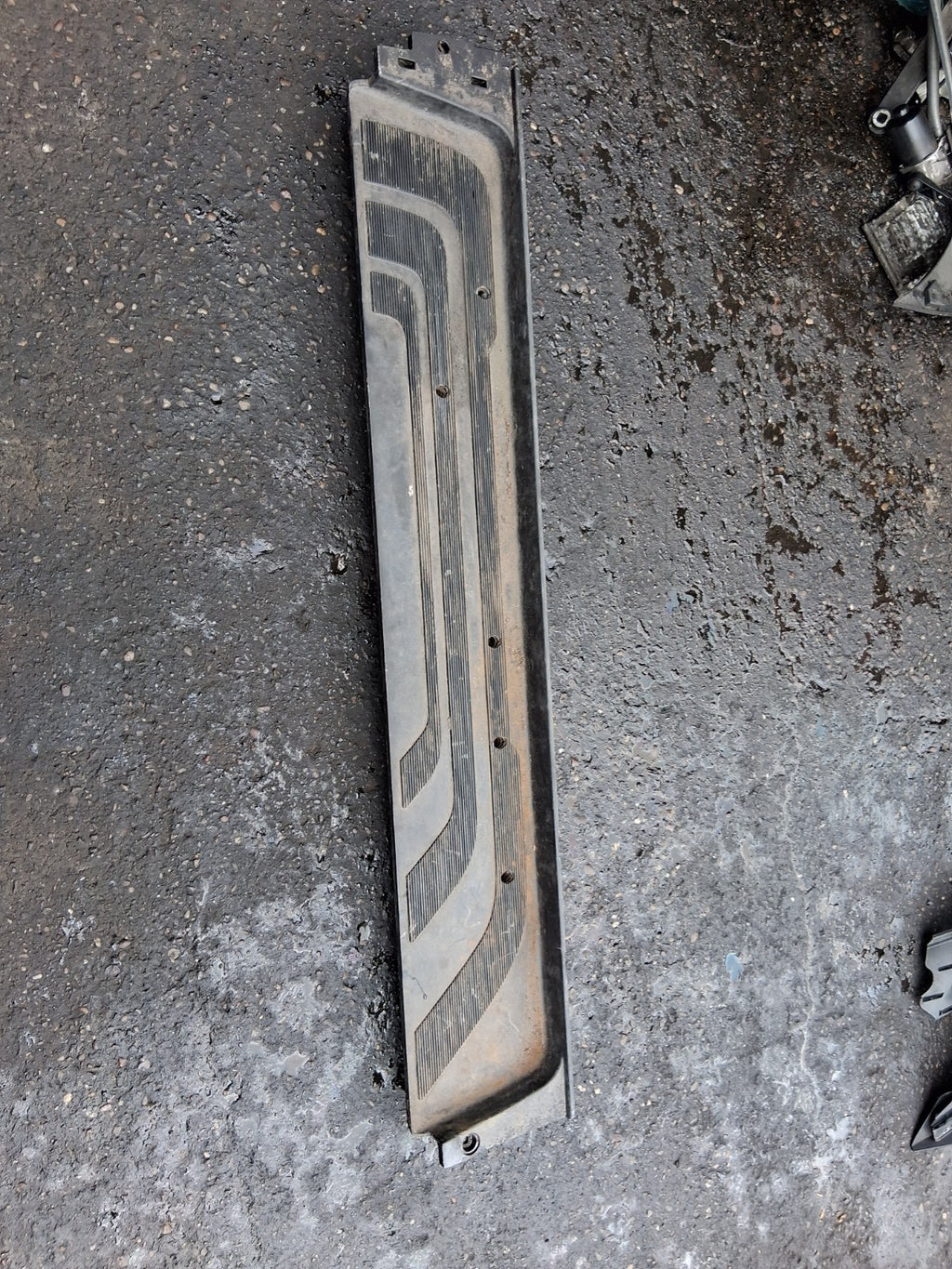 2020 MERCEDES BENZ SPRINTER NS PASSENGER SIDE SLIDING DOOR STEP TRIM A9106860500