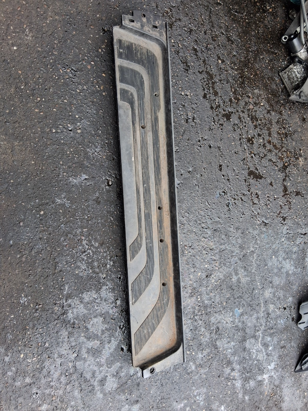 2020 MERCEDES BENZ SPRINTER NS PASSENGER SIDE SLIDING DOOR STEP TRIM A9106860500