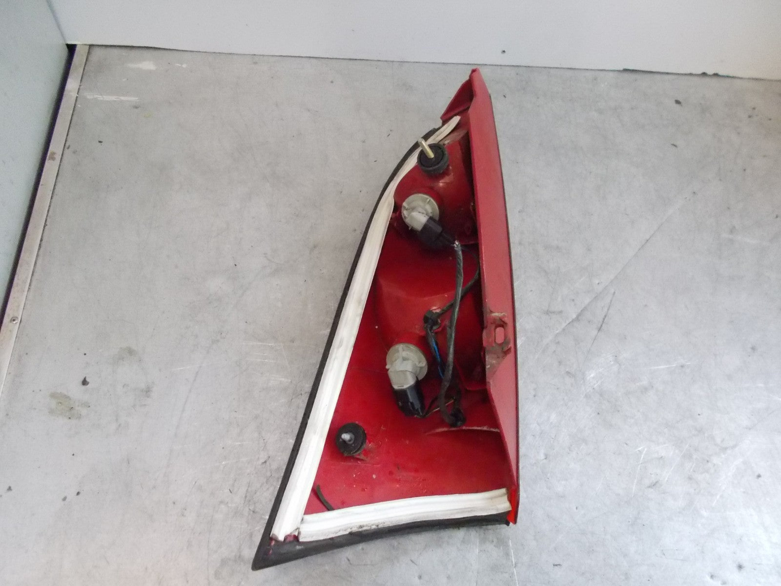 2004  FORD FOCUS MK1 HATCHBACK NSR PASSENGER REAR TAIL LIGHT LAMP 1M5113405AB