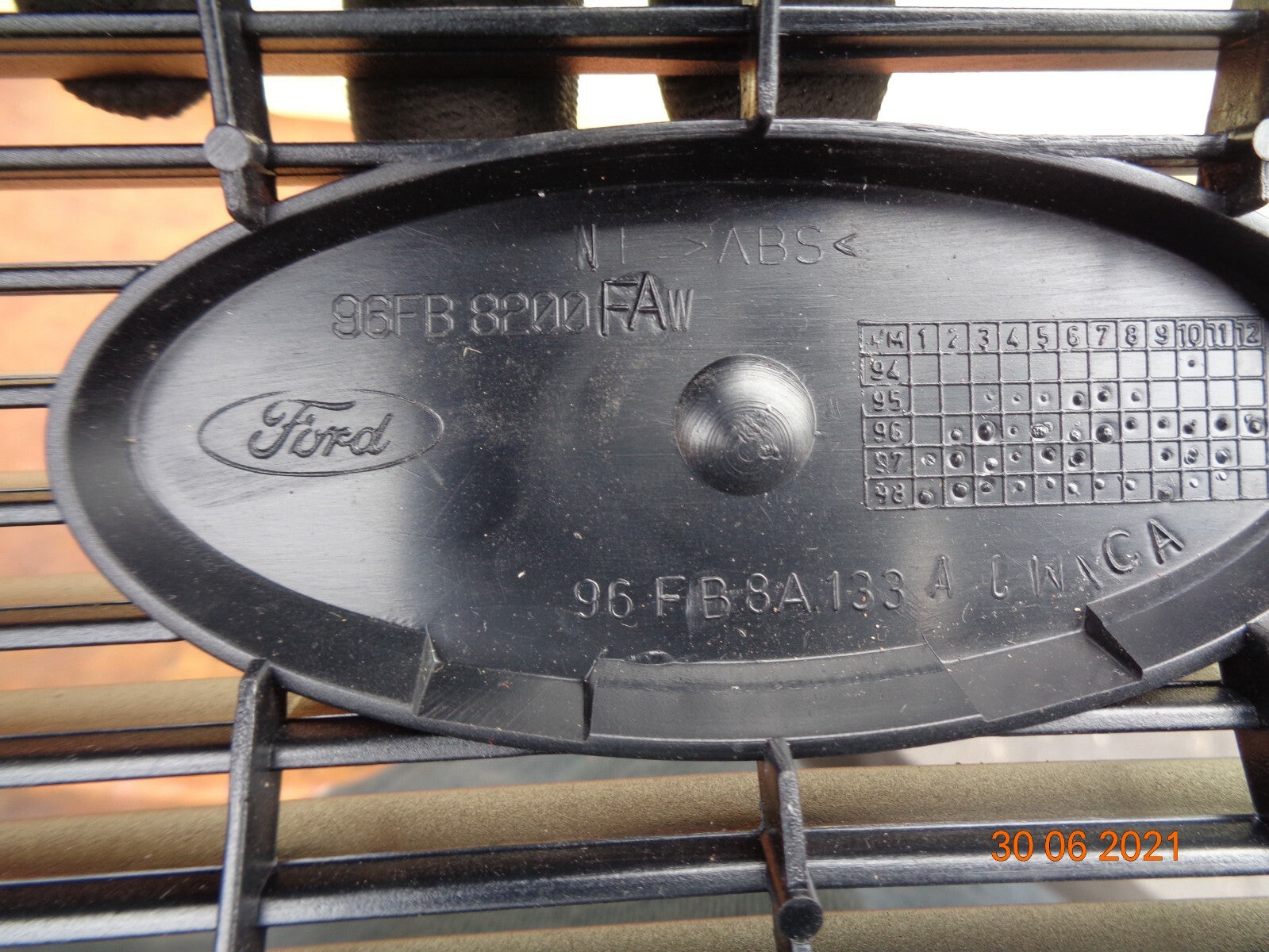 FORD FIESTA MK4 COMPLETE FRONT MAIN CENTRE BUMPER GRILL SILVER 96FB8200ACW