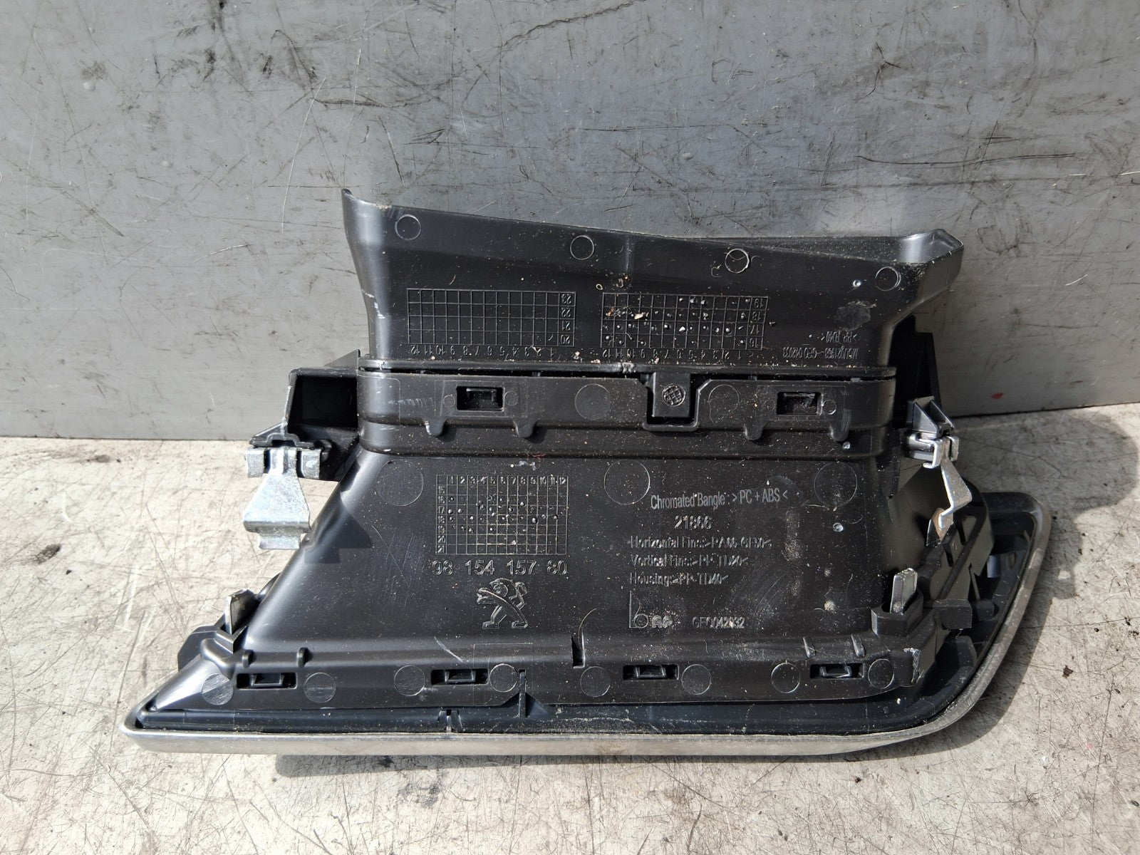2019 PEUGEOT 5008 MK2 NSF PASSENGER SIDE FRONT LEFT AIR VENT 9815415780